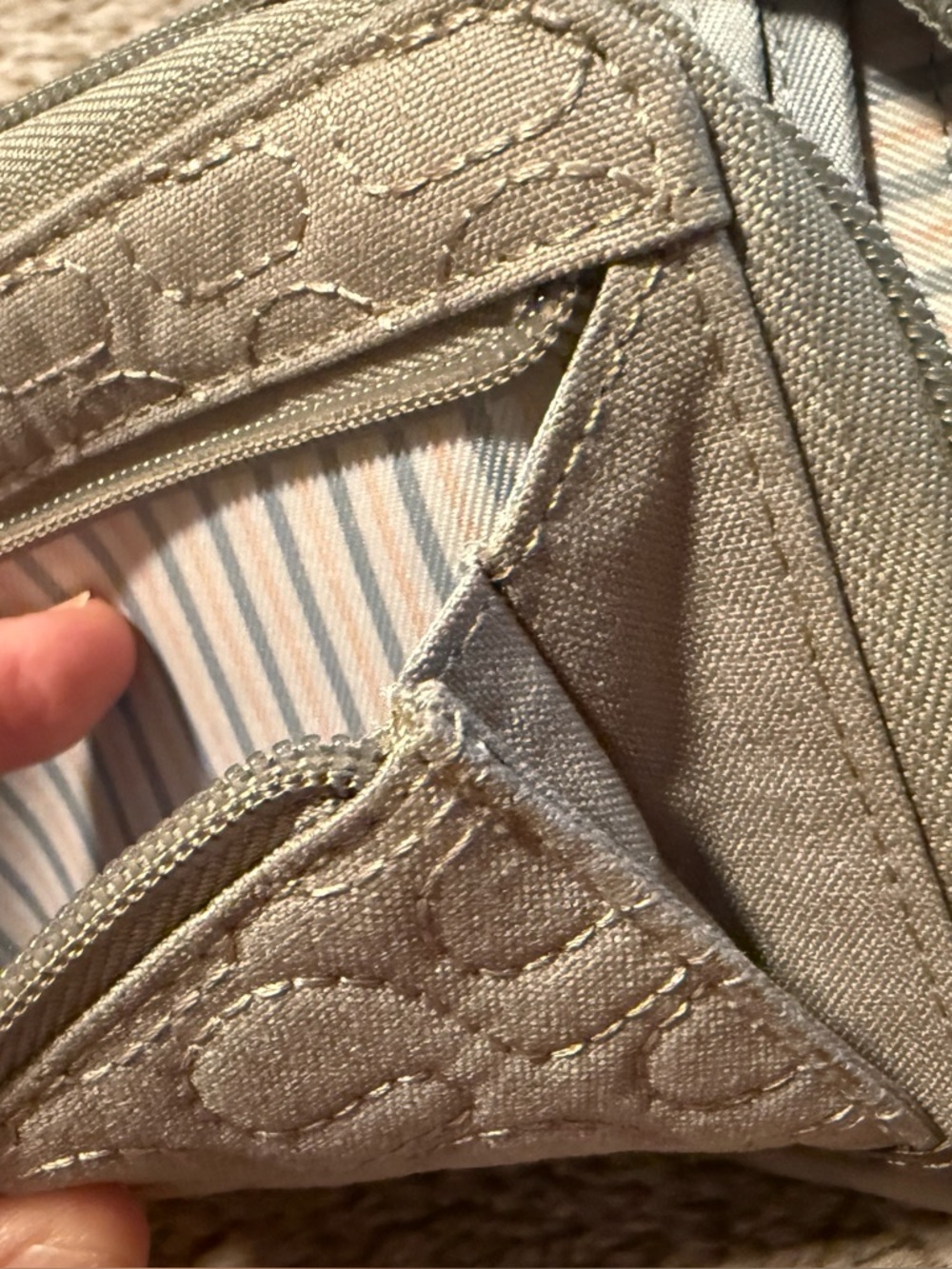 Pacsafe RFID blocking antislash wallet wristlet passport travel organizer - Picture 12 of 14